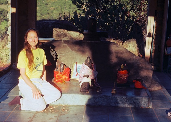 Shakti Penelope received her yoga teaching certification after a 4 week full-immersion course at the Sivananda Ashram Yoga Farm in Grass Valley, California.
